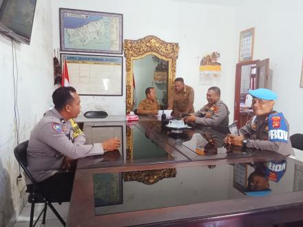Kapolsek Seririt Kompol I Ketut S.H., M.H, Bersama Kanit Provos dan Kasi Humas Polsek Seririt samban